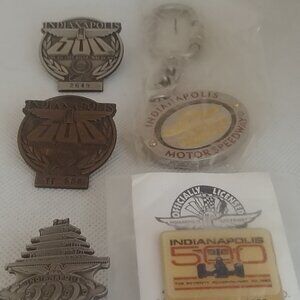 Indianapolis Indy 500, Pit Badge Cadillac, Tower pagoda, pin & keyring.